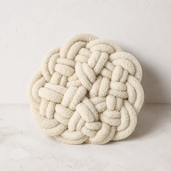 Handgebreid knoopkussen beige, 35 cm
